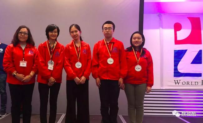 中国数独代表队成员合影