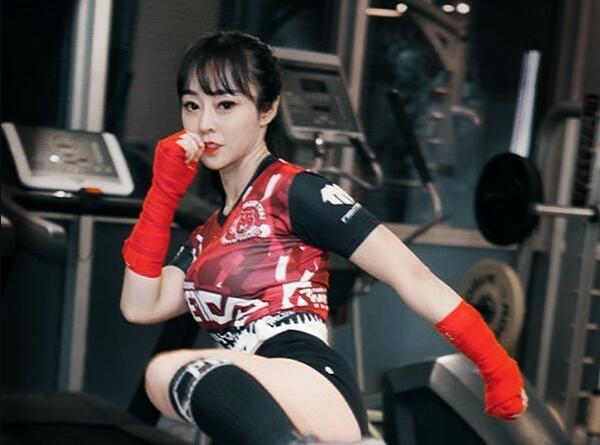 ufc中国举牌女郎top10刘斐健身活出另一个自我