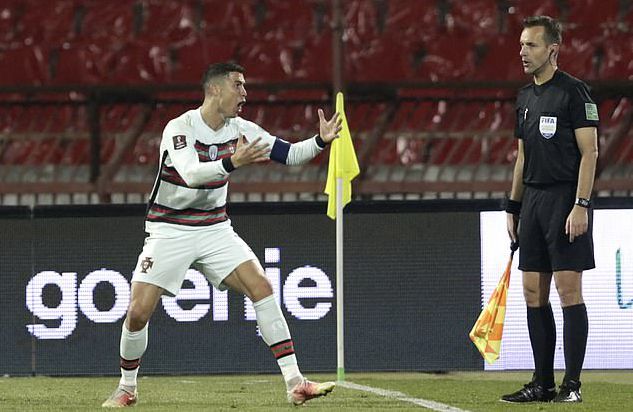 C罗向裁判表示不满