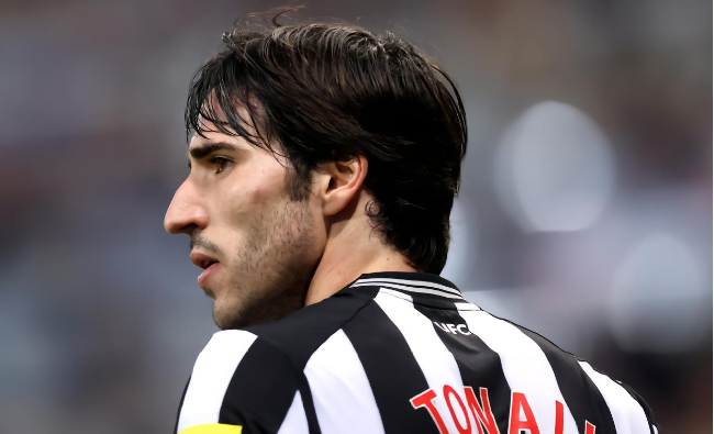 纽卡中场托纳利因赌博事件出战成疑