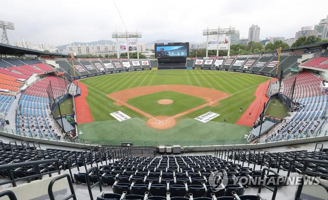 资料图片:首尔蚕室棒球场 韩联社