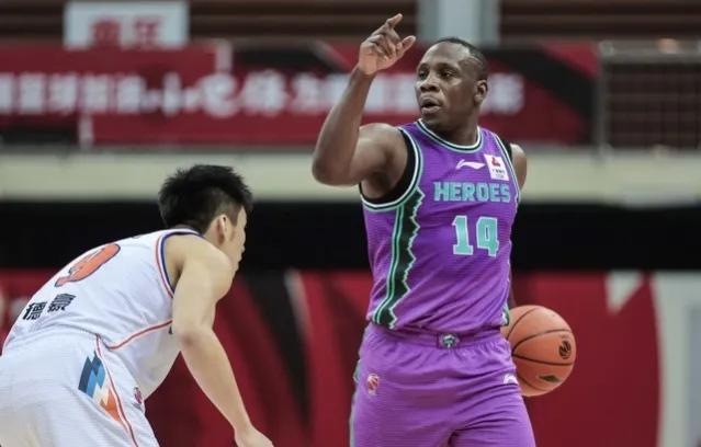 外援哈德森和吉伦沃特今晚与山东队会合 外援哈德森和吉伦沃特今晚与山东队会合