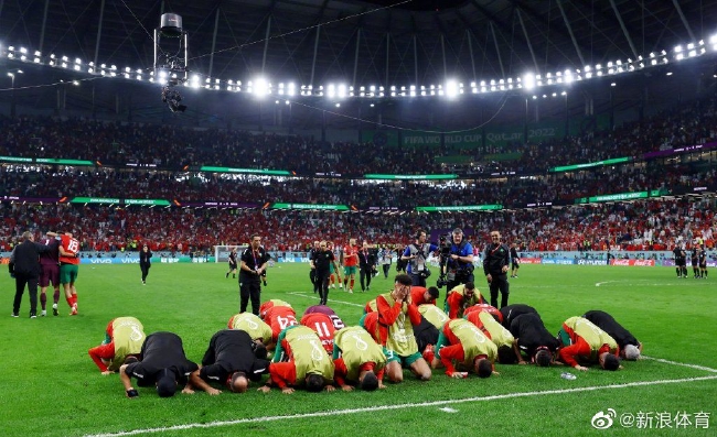 值得尊重！摩洛哥被淘汰后球员集体跪谢球迷