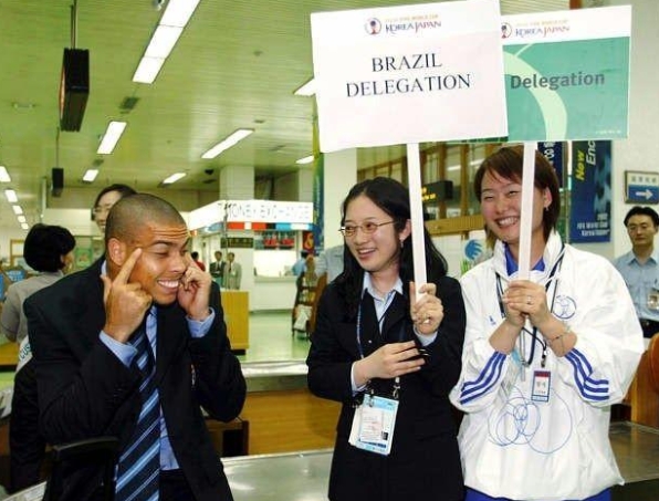 恩佐、眯眯眼、成龙……种族歧视与文化差异