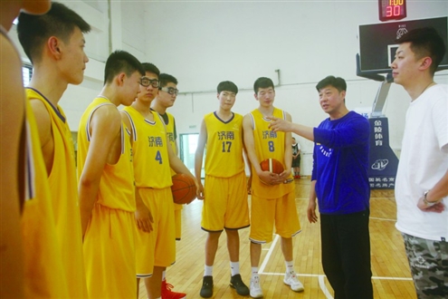 赵峰教练在给队员做讲解