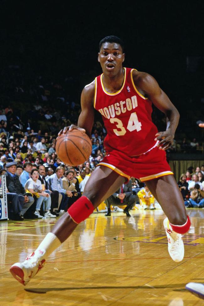 1991-92赛季初,奥拉朱旺就因为心速过快休战了2周7场比赛,而随着赛季