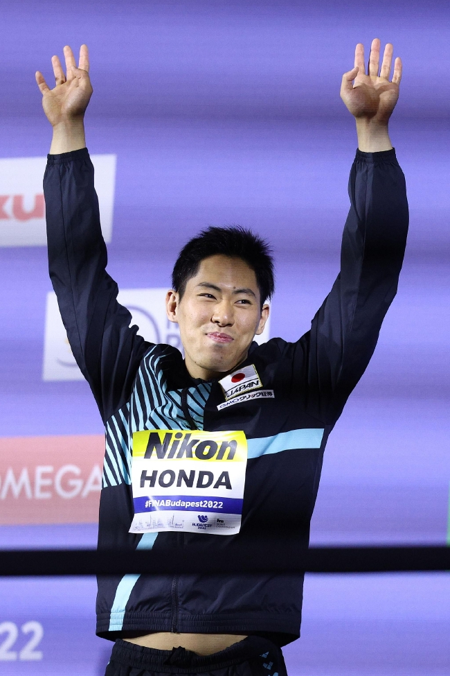 20岁的本多灯打破了濑户大也保持了近四年的男子200米蝶泳短池世界纪录