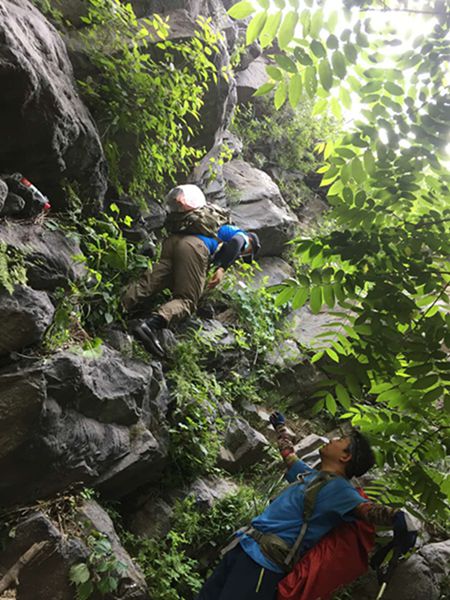 蓝天救援队在搜寻朱女士