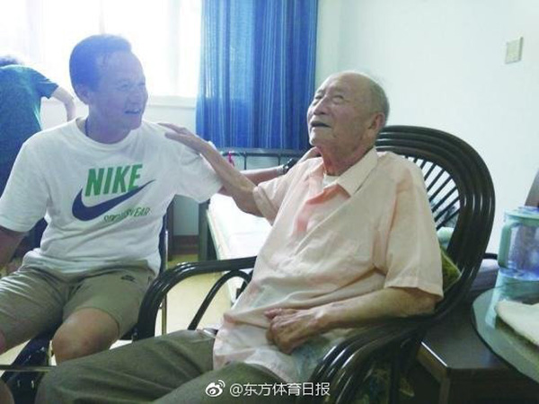 新民晚报记者此前探访方纫秋（右），聊聊足球缘 微博@东方体育日报 图