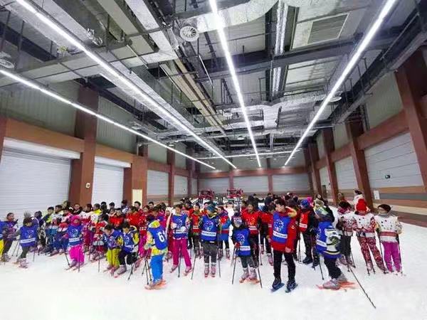 运动员们在北山四季越野滑雪场开展训练