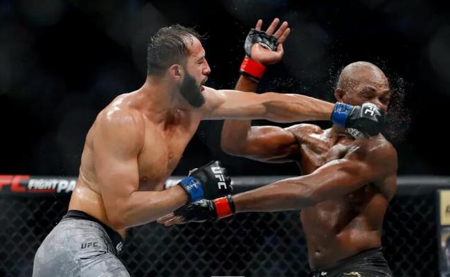 雷耶斯在今年2月与琼斯的比赛中给对手造成了很大的麻烦ufc中国讯