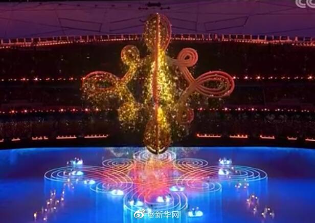冬奥会闭幕式 场地上空出现巨大中国结图案