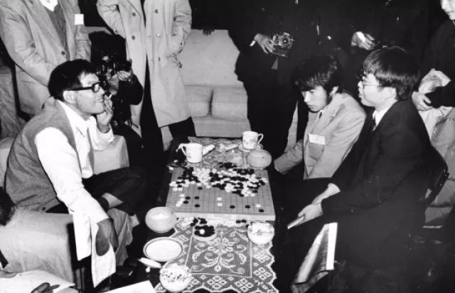 这是1985年11月20日，在北京举行的中日围棋擂台赛结束后，藤泽秀行（左）兴致勃勃地和中方擂主聂卫平谈论今后中日围棋赛的前景。新华社记者程至善摄