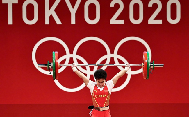 东京奥运会上，侯志慧在举重女子49公斤级比赛中轻松夺冠