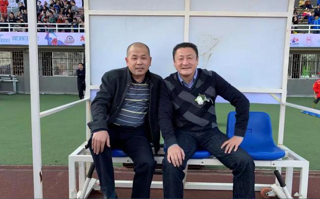 刘秉润（左）、马明宇准备前往开球仪式