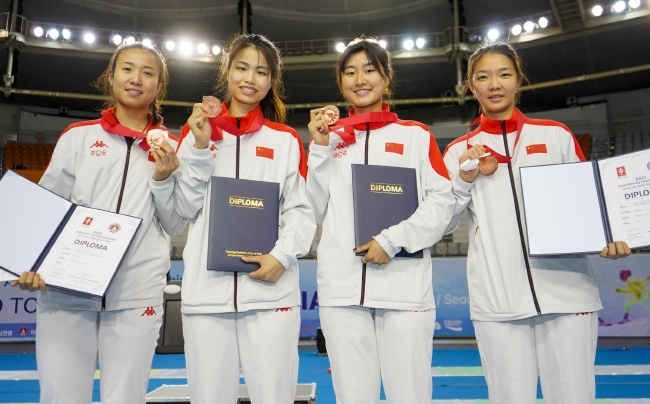 中国队在女子佩剑团体赛斩获铜牌