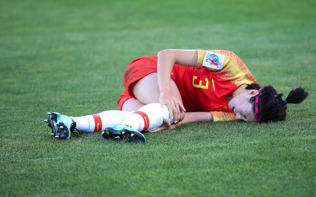 薛娇在比赛中受伤倒地