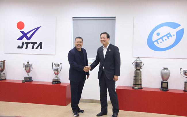 刘国梁和日本乒协常务理事宫崎义仁出席通气会。新京报记者 孙海光 摄