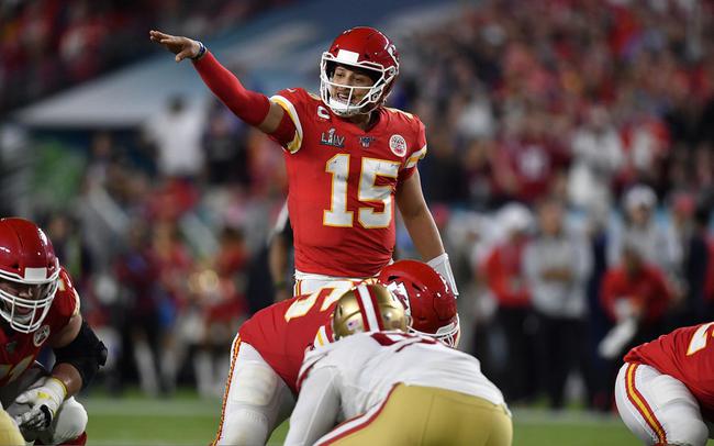 马霍姆斯（15号）在比赛中指挥进攻。图/Osports