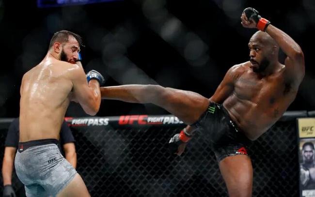 琼斯以一致判定击败了挑战者雷耶斯成功卫冕