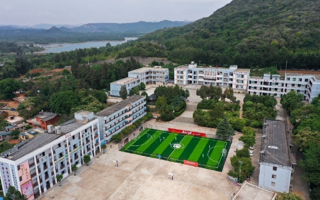 修建在石林县长湖镇维则青联希望小学的玫瑰梦想球场