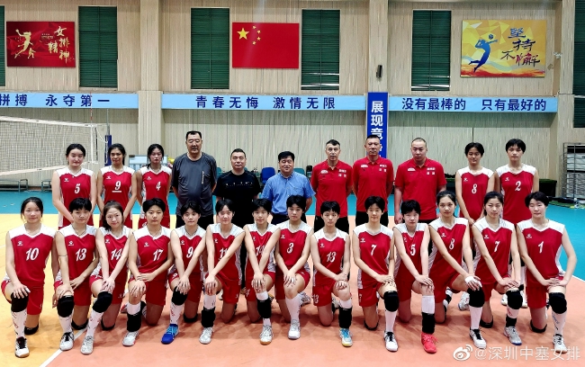 深圳中塞女排教练组与深圳布吉中学排球队合影