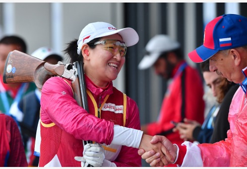 10月25日,中国选手陈晓瑶(左)赛后与场外俄罗斯队教练握手致意.