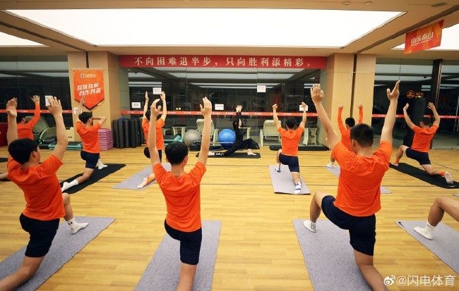 鲁媒：泰山队邀请瑜伽教练给队员上瑜伽课