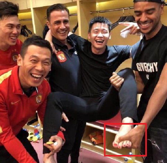 恒大众将赛后抬起张文钊庆祝