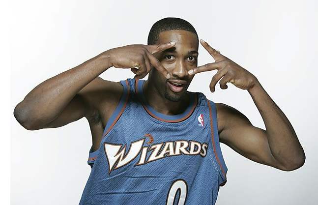 阿里纳斯当年拿下了大合同