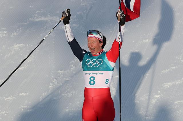 比约根在平昌冬奥会越野滑雪女子30公里集体出发（传统技术）比赛夺冠后庆祝