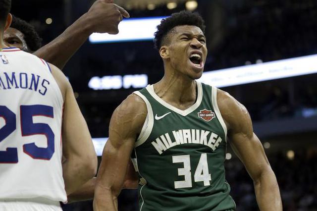 字母哥暴扣后怒吼