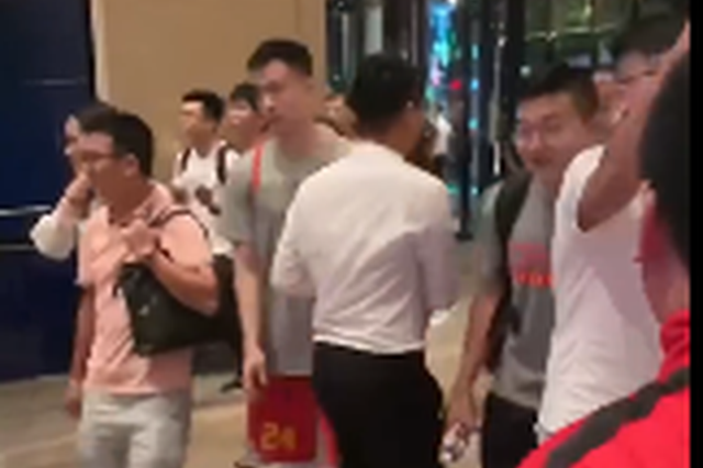 国足男篮在酒店相遇