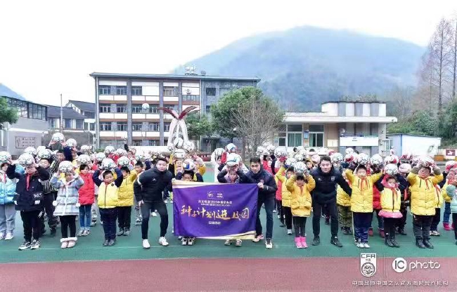 足协杯种子计划走进大邑—把快乐足球带给山里孩子