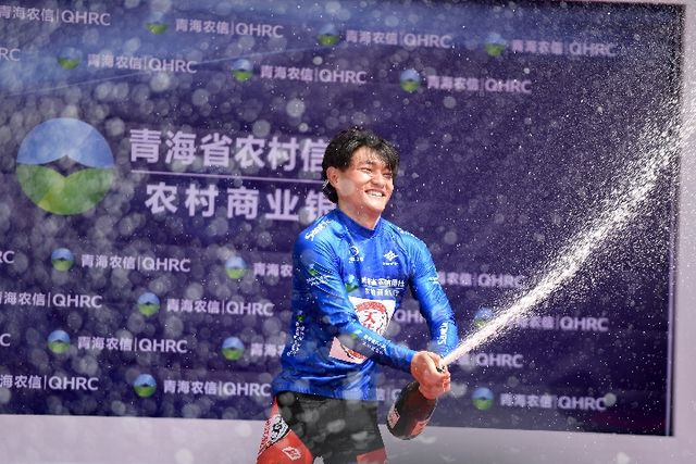 7月22日，夺得亚洲最佳的青海天佑德车队车手李自森在颁奖台上庆祝。新华社记者吴刚摄