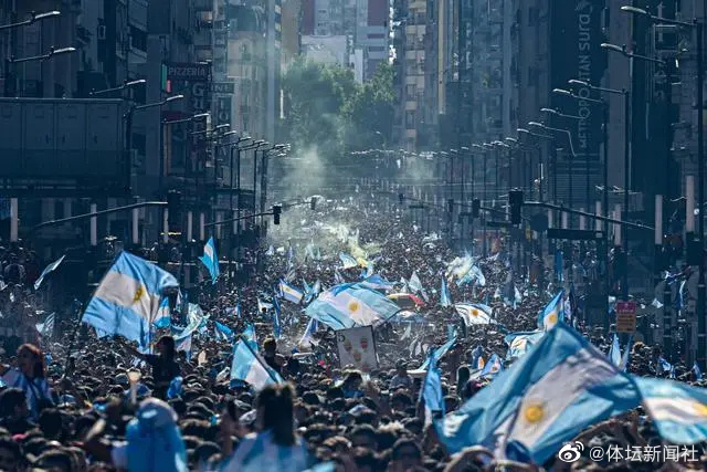 阿根廷夺冠后首回主场 8万人一起高唱《Muchachos》