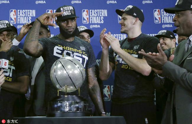 詹姆斯在颁奖典礼上支持队友