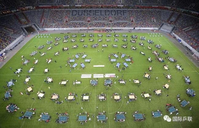 杜塞尔多夫市内千人打乒乓球 创造世界纪录