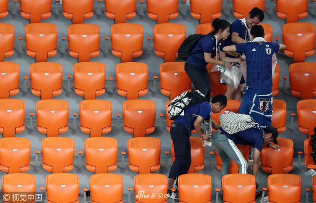 日本球迷在世界杯球场捡垃圾