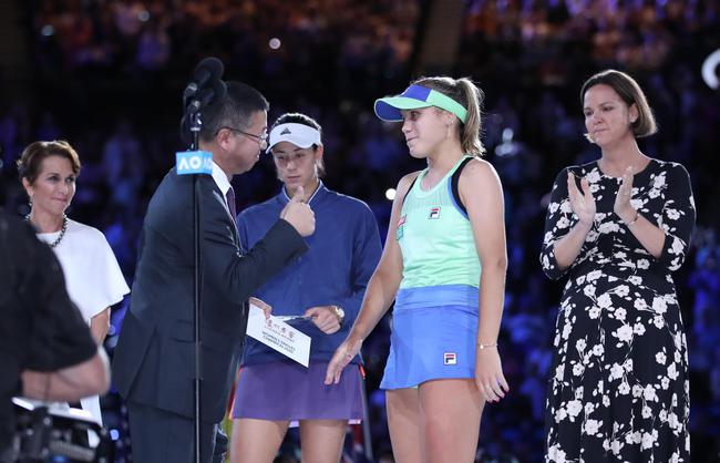 泸州老窖股份有限公司党委副书记、常务副总经理王洪波先生则为冠军肯宁颁奖