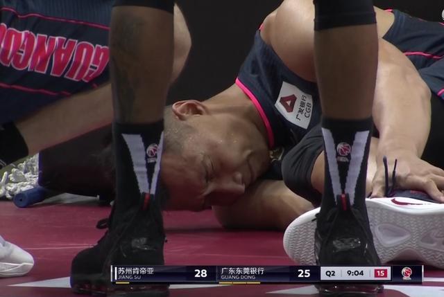 易建联受伤