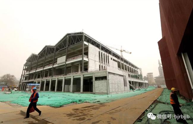 (图为正在建设中的冰球馆)
