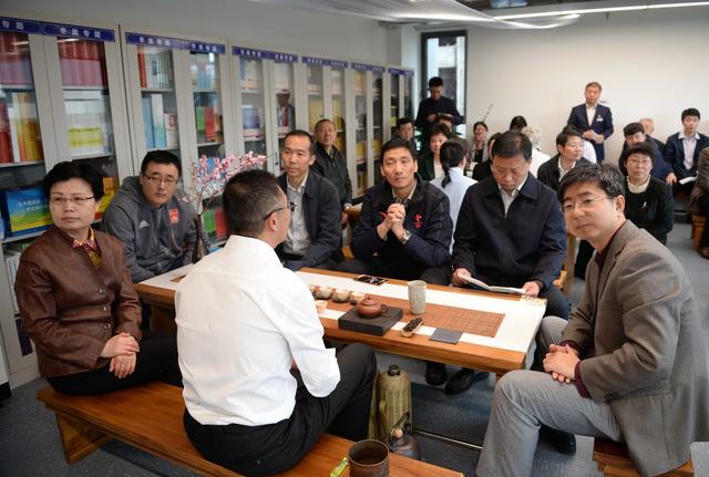 嘉宾在北京冬奥组委冬奥主题图书馆内品茶读书(王晓溪 摄影)
