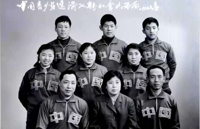 刘凤荣同志1978年留影（位于第一排中间）