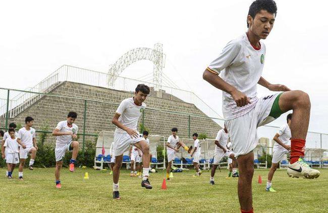 新疆足球少年资料图
