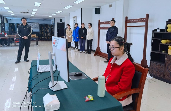 国家队教练和队员们为周泓余加油