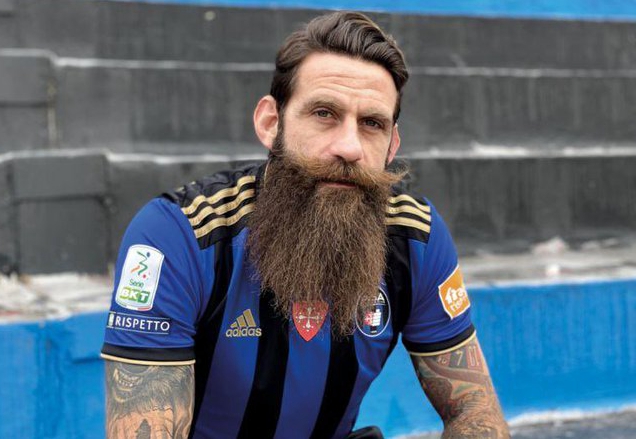 足坛第一美髯公退役 他进球"堪比梅西马拉多纳"