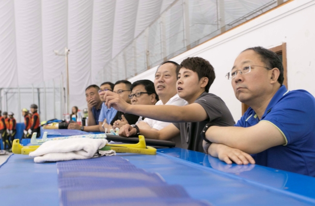 王濛主教练向苟仲文局长汇报冰上训练情况