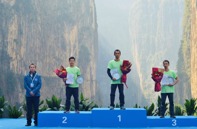 中国登山协会新项现在部部长李文茂
为年度总积分专科组外子前三名授奖