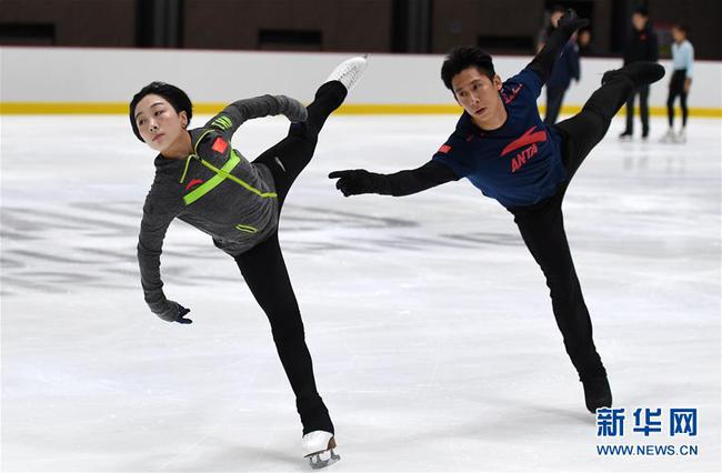 7月31日，花样滑冰运动员隋文静（左）、韩聪在训练中。